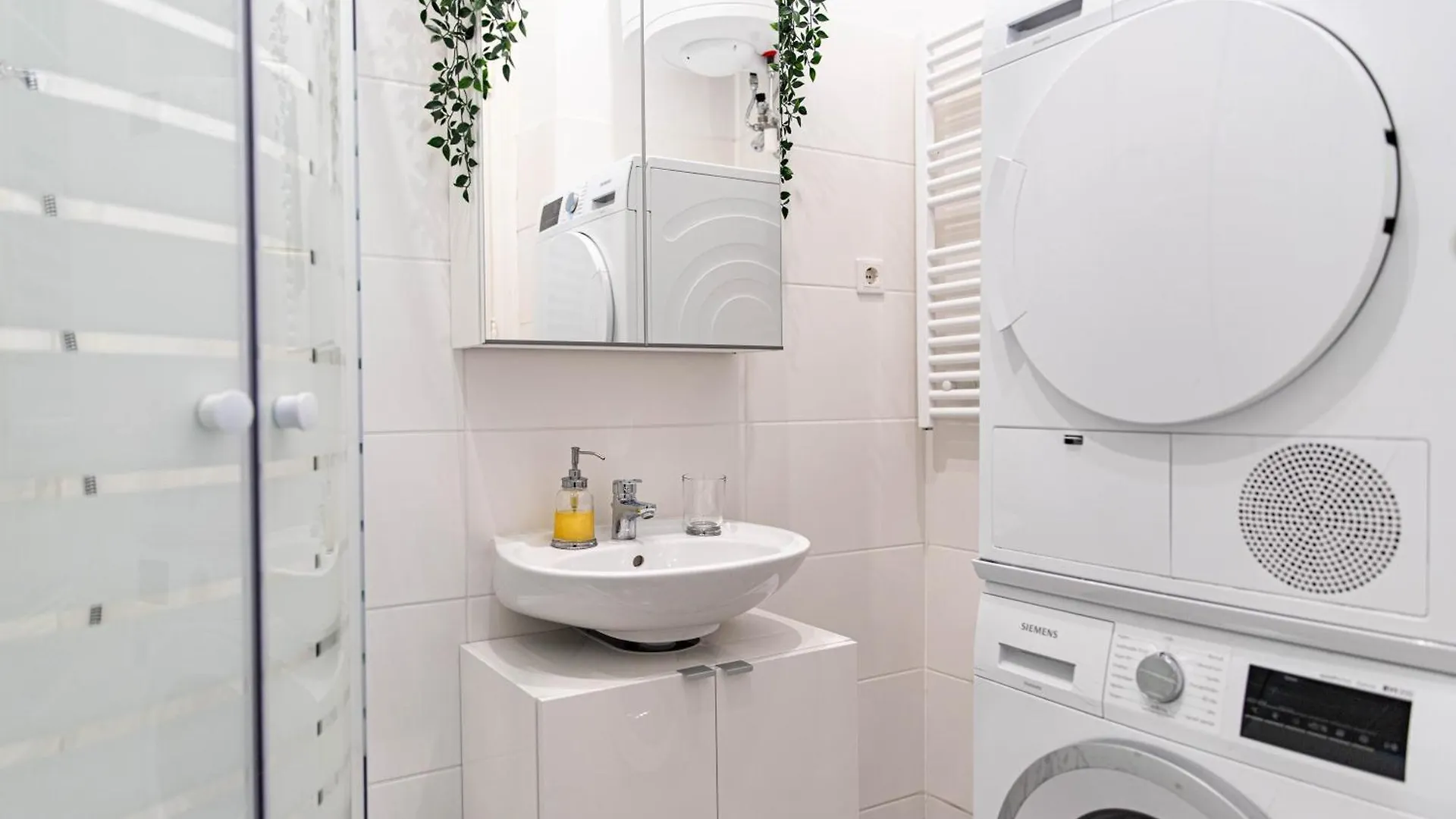 Spacious Apartment, 3 Min To U1 Reumannplatz Wiedeń 0*,  Austria